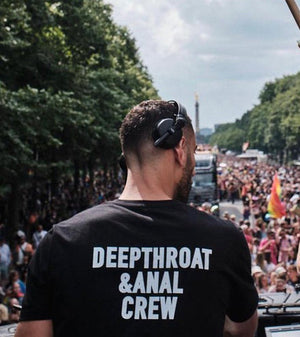 DEEPTHROAT T-Shirt vor Menschenmenge beim Berliner CSD