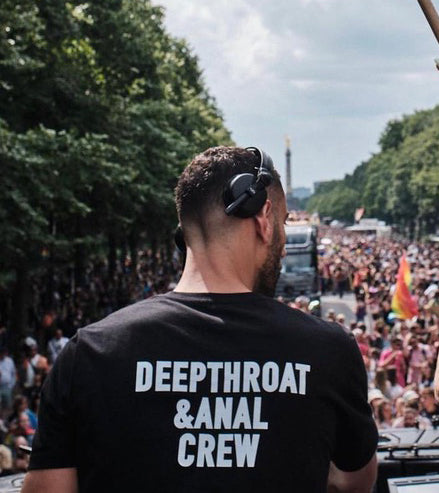 DEEPTHROAT T-Shirt vor Menschenmenge beim Berliner CSD