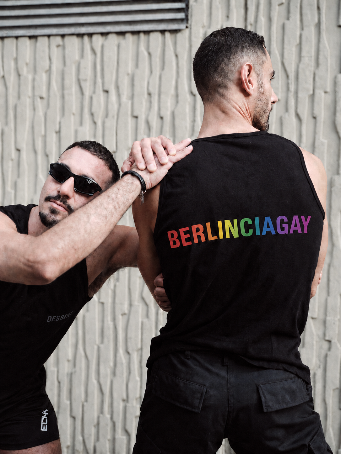 BERLINCIAGAY-Pride T-Shirt vor Menschenmenge beim Berliner CSD