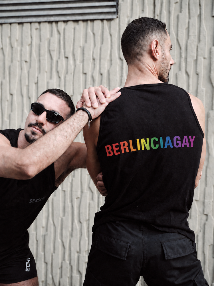 BERLINCIAGAY-Pride T-Shirt vor Menschenmenge beim Berliner CSD