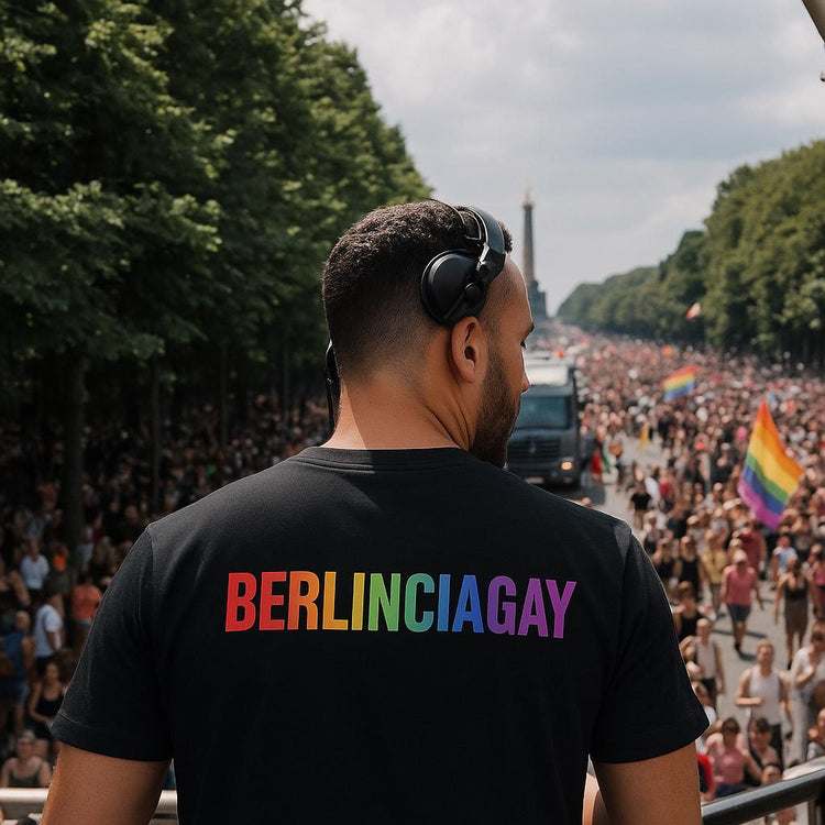 BERLINCIAGAY-Pride T-Shirt vor Menschenmenge beim Berliner CSD