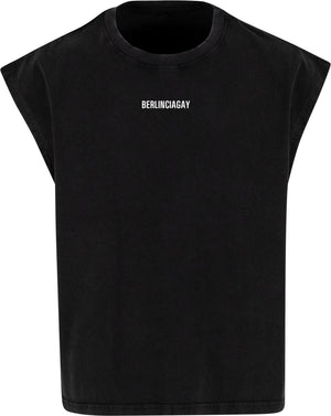 BERLINCIAGAY Cropped Heavy in Schwarz, Vorderansicht ohne Model, kleiner weißer Schriftzug auf der Brust