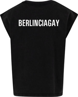 BERLINCIAGAY Cropped Heavy in Schwarz, liegend von hinten mit weißem BERLINCIAGAY-Schriftzug am oberen Rücken