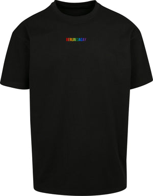 BERLINCIAGAY Heavy Oversize Pride in Schwarz, Vorderseite mit kleinem Regenbogen-Schriftzug auf der Brust