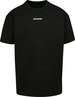 BERLINCIAGAY GAYNOW Heavy Oversize in Schwarz, Vorderseite liegend, kleiner weißer GAYNOW Schriftzug auf der Brust