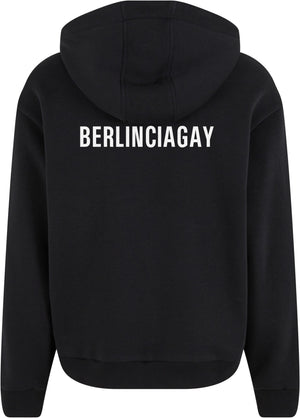BERLINCIAGAY Fluffy Zip Hoody in Schwarz, Rückansicht mit weißem BERLINCIAGAY-Schriftzug unter der Kapuze