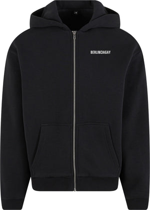 BERLINCIAGAY Fluffy Zip Hoody in Schwarz, Vorderseite liegend, mit weißem Schriftzug auf der Brust und Kängurutasche